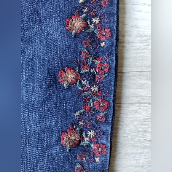 Gloria Vanderbilt Embroidered Floral Slimming Jeans - Picture 3 of 4